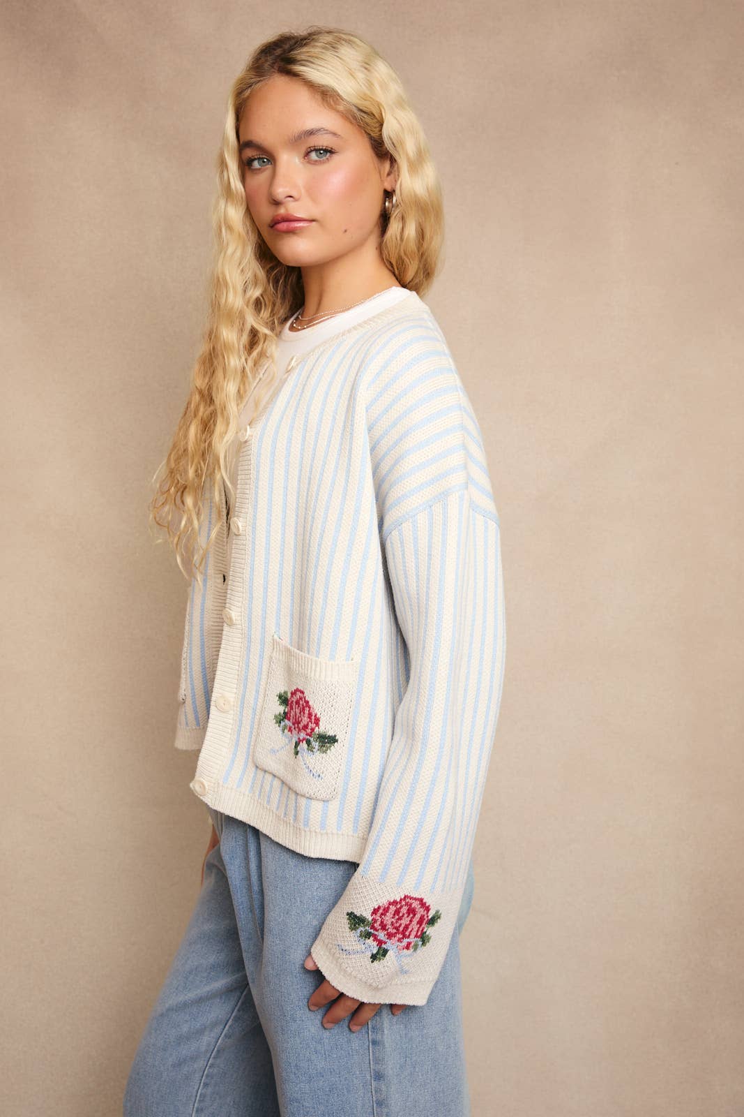 SWEATER CARDIGAN WITH STRIPES AND FLOWER GRAPHIC DETAIL: WHITE-LT BLUE STRIPE / S